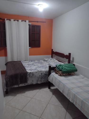 Säng eller sängar i ett rum på Mar de araçatiba (kitnet)