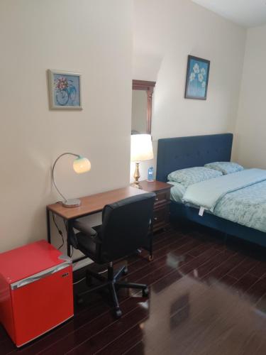 a bedroom with a desk and a bed and a deskicterictericter at Super Huge Comfortable King Bedroom near Toronto Pearson Airport in Mississauga