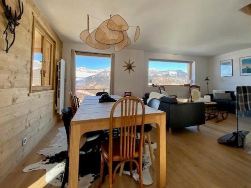 Chalet rénové pour 12 pers., à 100m des pistes, 300m des commerces, terrasses et parking inclus - FR-1-733-146