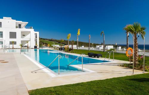Bazén v ubytování Modern apartment with sea and golf view nebo v jeho okolí
