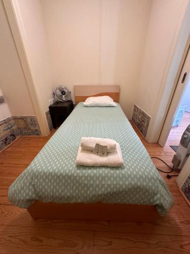 ein Schlafzimmer mit einem Bett mit zwei Handtüchern darauf in der Unterkunft Flat do Chiado 03 in Lissabon