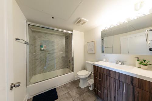 een badkamer met een douche, een toilet en een wastafel bij McCormick Patio skyline view 2b/2b with optional Parking for up to 6 people in Chicago