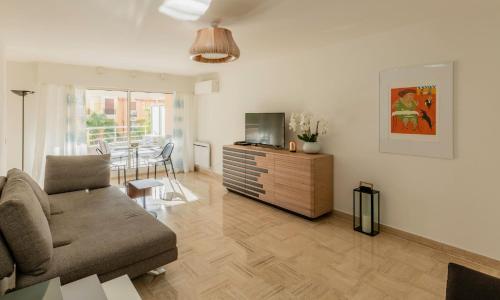 TV/trung tâm giải trí tại Apartment next to Central Monaco