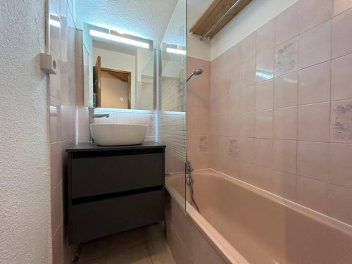 une salle de bains avec lavabo et baignoire dans l'établissement Appartement cosy pour 4 pers, 400m pistes et village, balcon, parking et casier à skis, La Salle-les-Alpes - FR-1-330F-221, à La Salle Les Alpes
