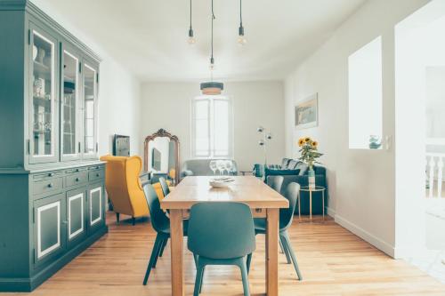 une salle à manger avec une table et des chaises dans l'établissement MIMOSA KEYWEEK Downtown apartment, à Biarritz
