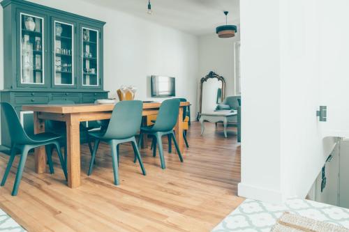 une salle à manger avec une table et des chaises en bois dans l'établissement MIMOSA KEYWEEK Downtown apartment, à Biarritz