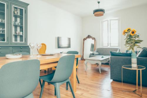 une salle à manger avec une table et des chaises dans l'établissement MIMOSA KEYWEEK Downtown apartment, à Biarritz