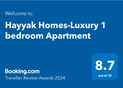 En logo, et sertifikat eller et firmaskilt på Hayyak Homes-Luxury 1 bedroom Apartment