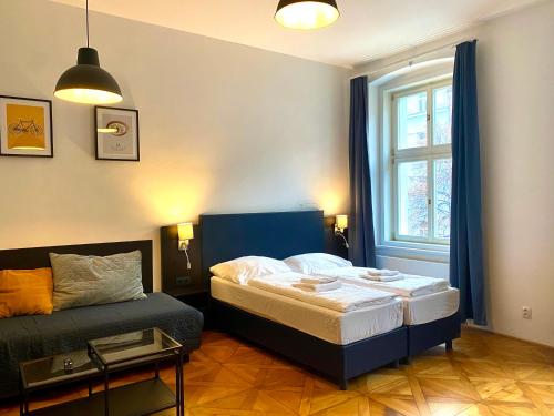 una camera con letto, divano e finestra di Katerina's Downtown Apartments a Praga