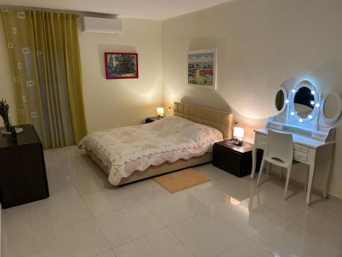een slaapkamer met een bed, een bureau en een spiegel bij Delux 4 Stars Apartment Ariadne - 1 Min from Beach in Soline