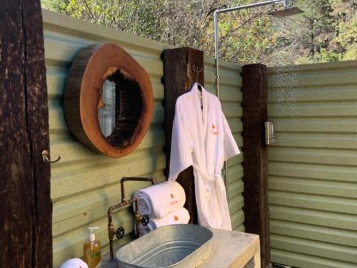 a bathroom with a sink and a mirror on a wall at Vive Libre Travel Club in Santiago