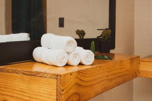 una pila de toallas sentadas sobre un mostrador en Salamanca Loft, 
