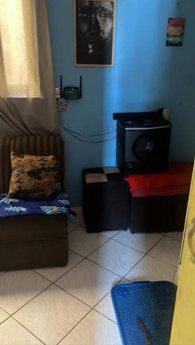 een woonkamer met een tv en een bank bij CENTRO -Carlos Gomes circuito do carnaval in Salvador