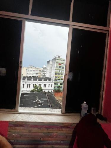 een open raam met uitzicht op de stad bij CENTRO -Carlos Gomes circuito do carnaval in Salvador