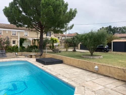 une piscine dans une cour avec une maison dans l'établissement Mas de Cachoun, à Barbentane