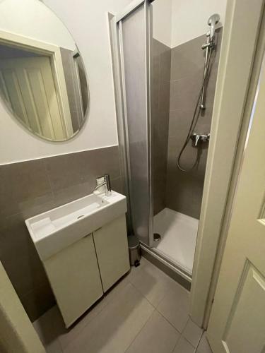 Cozy apartment in Vienna 5-Monthly Stays Only