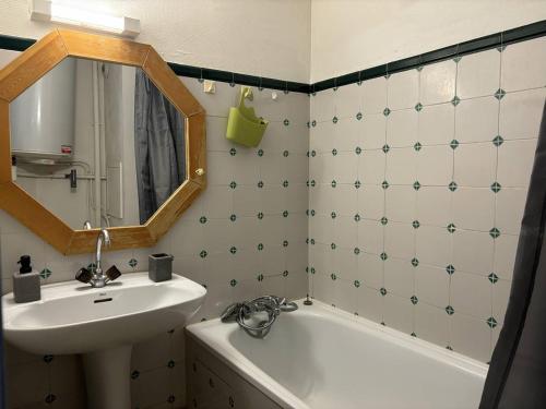 y baño con lavabo, espejo y bañera. en Studio Villard-de-Lans, 1 pièce, 4 personnes - FR-1-548-41, en Villard-de-Lans