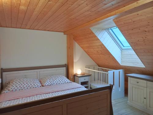 ein Schlafzimmer mit einem Bett und einem Dachfenster in der Unterkunft Statek Hájek in Nišovice