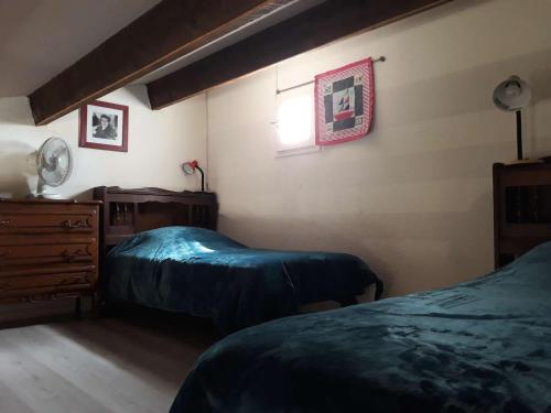 une chambre avec deux lits et une commode et une fenêtre dans l'établissement Villa T2 avec mezzanine, terrasse, parking privé, proche commerces et plage, calme, 6 couchages - FR-1-81-91, à Port-Leucate