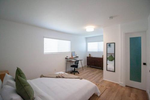 Ένα ή περισσότερα κρεβάτια σε δωμάτιο στο Comfortable & Modern 3BD/2BA Home -pet friendly!