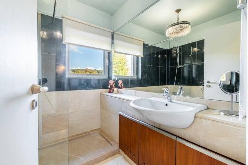 een badkamer met een wastafel en een spiegel bij Quinta dos Miguéis in Muro