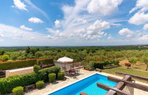 Kolam renang di atau dekat dengan Villa Dolcevita at Barat with private pool