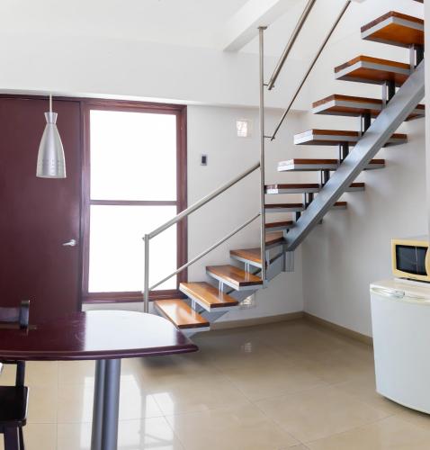 a spiral staircase in a kitchen with a table at Monterosa Apartamentos Amoblados in Pereira