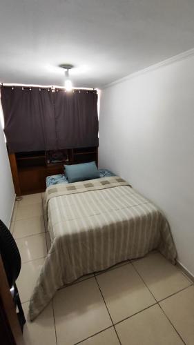 a bedroom with a bed in a room at Quarto Pernoite em apartamento Guarulhos Aeroporto Fast Sleep Individual in Guarulhos