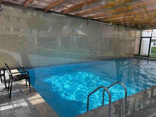 una gran piscina de agua azul en Loft de Lujo todas las comodidades cerca de todo, en Quito