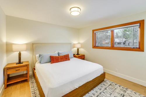 een slaapkamer met een wit bed en een raam bij Bright Ketchum Retreat with Views and Private Hot Tub! in Ketchum