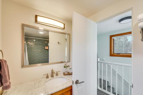 een badkamer met een wastafel en een spiegel bij Bright Ketchum Retreat with Views and Private Hot Tub! in Ketchum