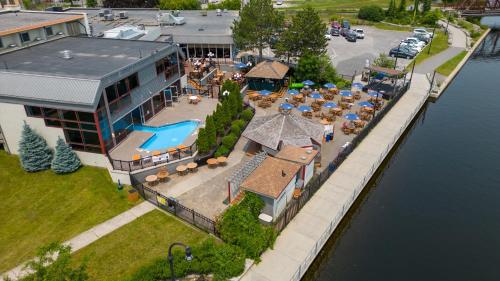 uma vista aérea de um resort com uma piscina em Holiday Inn Hotel Peterborough Waterfront, an IHG Hotel em Peterborough