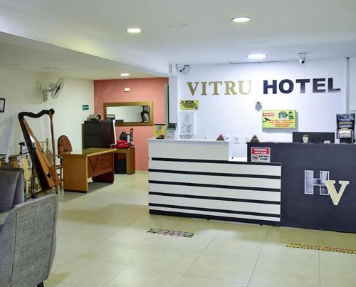 ein Geschäft mit einem Schild an der Wand eines Hotels in der Unterkunft HOTEL VITRU in Cúcuta