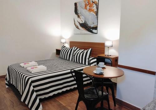 Habitación pequeña con cama y mesa en Apartamento España en Corrientes