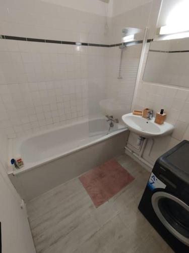 une salle de bain avec un lavabo, une baignoire et des toilettes dans l'établissement Appartement proche stade et parc expo (2), à Nantes