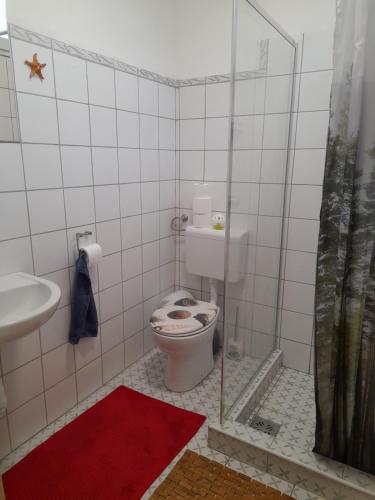 y baño con aseo y lavamanos. en Esztergomi Galagonyás Ház, en Esztergom