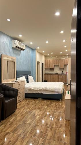 um quarto com duas camas e um sofá em شقق الرفيق الفندقية em Aqaba