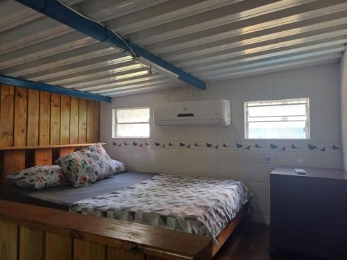 Una cama o camas en una habitación de Trip Adventure Hostel
