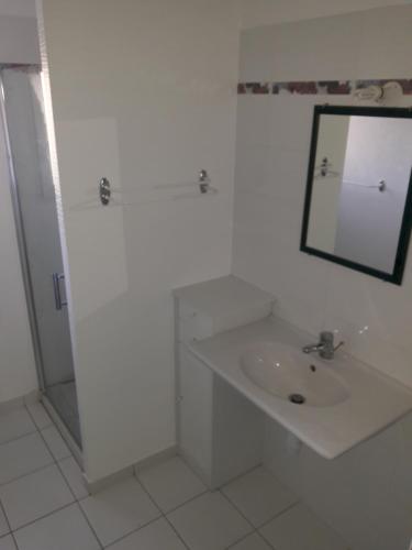 Ванна кімната в Charmante Maison à 500m de la plage