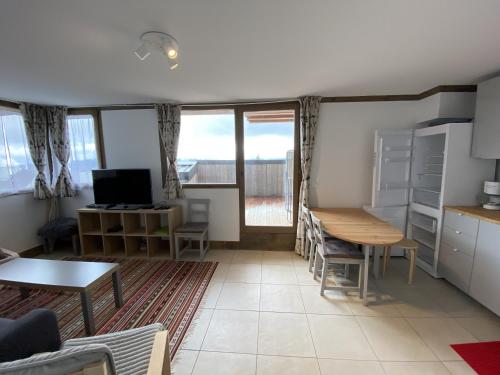 ein Wohnzimmer mit einem Tisch und einem Esszimmer in der Unterkunft les 7 laux immobilier chalet E in Prapoutel