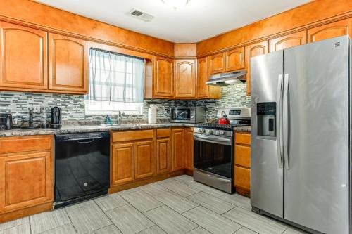 Una cocina o zona de cocina en Newark Apartment with Balcony about 20 Mi to Manhattan!