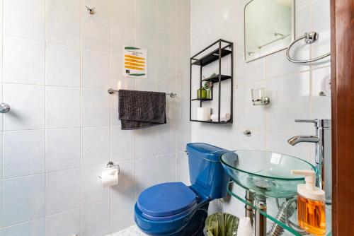 a bathroom with a blue toilet and a sink at Espaciosa y Lujosa Casa en la Condesa con Roof Top in Mexico City