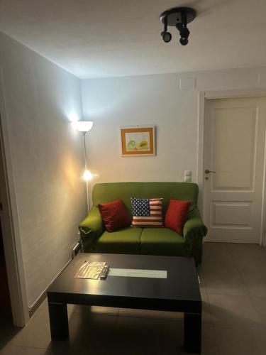 salon z zieloną kanapą i stolikiem kawowym w obiekcie MIRADOR MUDEJAR w mieście Teruel