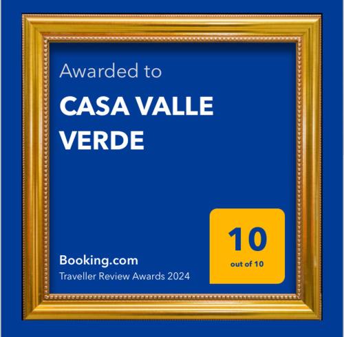 un cadre photo en or avec un signe qui indique l'attribution d'un render de la vallée de Csa dans l'établissement CASA VALLE VERDE, à Lentegí