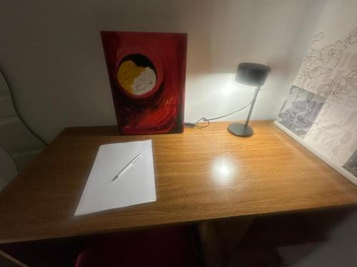 un escritorio con una lámpara y una pintura. en MIRADOR MUDEJAR en Teruel
