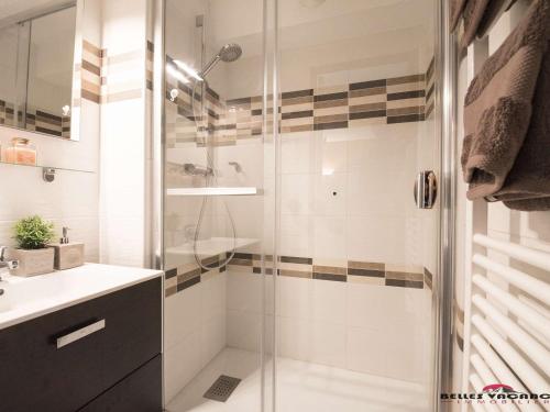 une salle de bain avec une douche avec une porte vitrée dans l'établissement Appartement T3 6 pers. à St-Lary Soulan - Proche télécabine et thermes, avec jardin et parking privé - FR-1-296-125, à Vielle-Aure