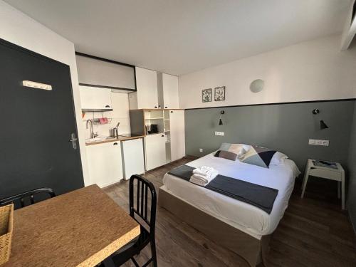 a small room with a bed and a kitchen at Casa Hotel in Aix-en-Provence