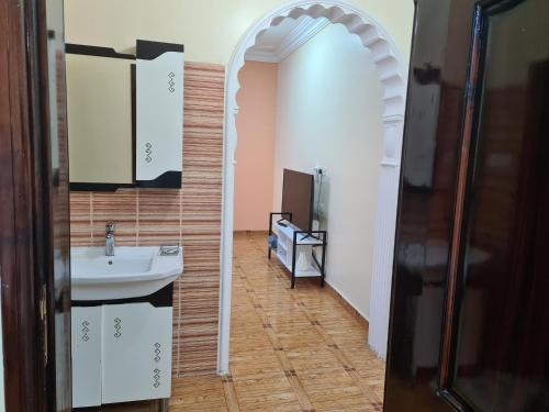 a bathroom with a sink and a mirror at Ayser 1 in Al Madinah