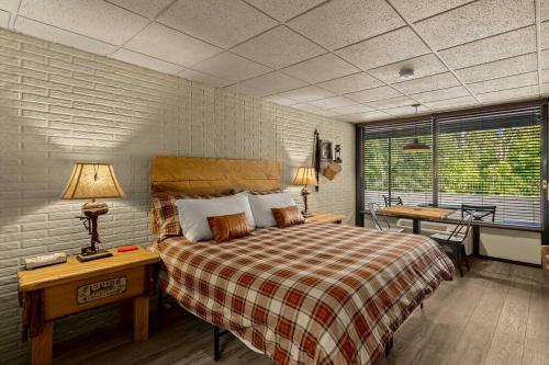 - une chambre avec un lit et une table avec une lampe dans l'établissement Stonegate Lodge King Bed, WIFI, 50in Roku TV, Salt Water Pool Room #110, à Eureka Springs