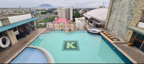 uma vista superior de uma piscina no topo de um edifício em Deluxe Room em Angeles